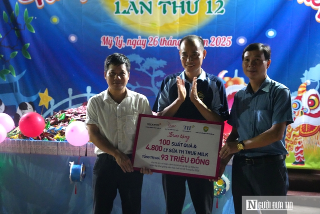 Những người làm báo Nghệ An mang "vầng trăng yêu thương" đến với trẻ em miền núi- Ảnh 3.