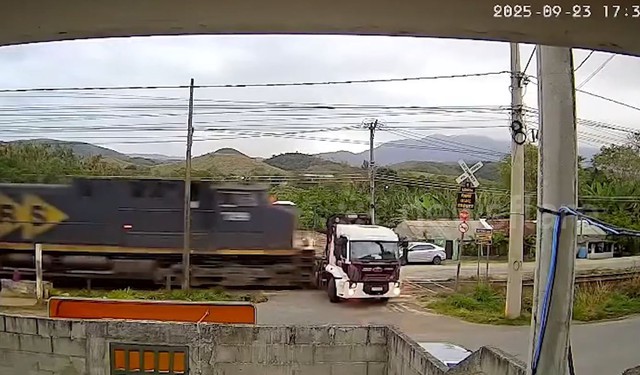Băng qua đường ray, xe tải bị tàu hỏa tông văng - Ảnh 1.