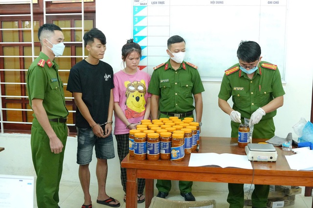 Chiêu trò của cặp đôi mua bán ma tuý từ nước ngoài về Việt Nam qua đường hàng không- Ảnh 1.