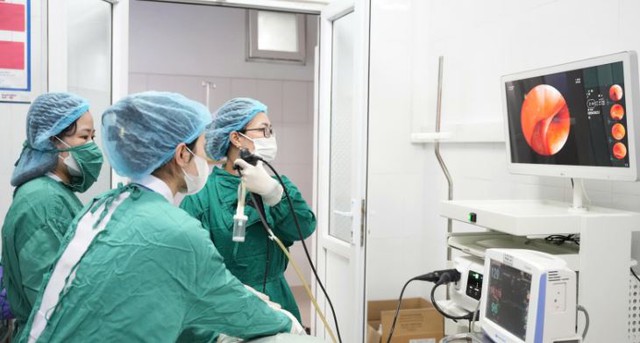 Người phụ nữ 57 tuổi bị tức ngực, bác sĩ gắp ra thứ "đáng sợ" bên trong - Ảnh 2.