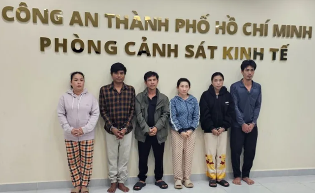Khởi tố 6 đối tượng trong đường dây sản xuất nước tẩy rửa giả nhãn hiệu quy mô lớn- Ảnh 1.