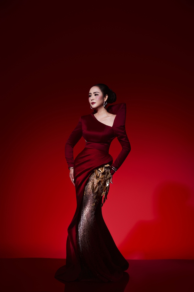 NTK Thanh Hương Bùi tái hợp 3 nàng hậu trước thềm Shanghai Fashion Week SS26 - Ảnh 1.