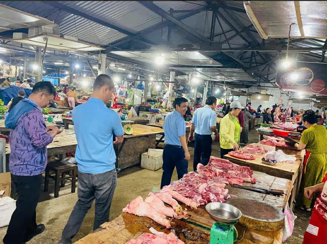 Dịch bệnh lắng xuống, thị trường thịt lợn ở Huế có dấu hiệu khởi sắc- Ảnh 2.
