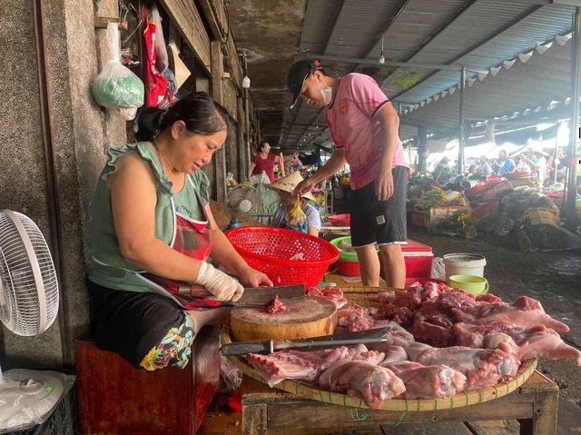 Dịch bệnh lắng xuống, thị trường thịt lợn ở Huế có dấu hiệu khởi sắc- Ảnh 1.