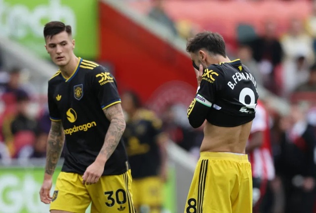 Man Utd thua sấp mặt, CĐV chỉ trích trọng tài và đối thủ vì 'trò hề' phạt đền- Ảnh 1.