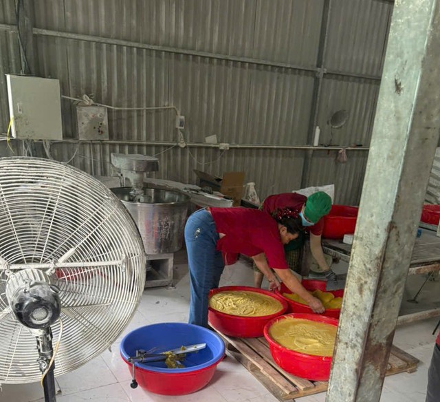 Liên tiếp phát hiện cơ sở sản xuất bánh trung thu vi phạm vệ sinh an toàn thực phẩm - Ảnh 1.