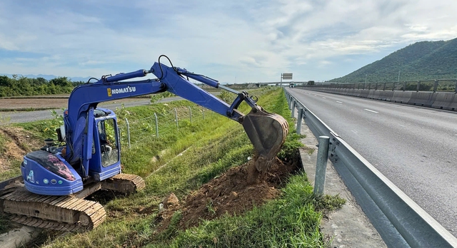 Bộ Xây dựng báo cáo Chính phủ về tình hình khắc phục xói lở trên cao tốc Vĩnh Hảo – Phan Thiết - Ảnh 1.