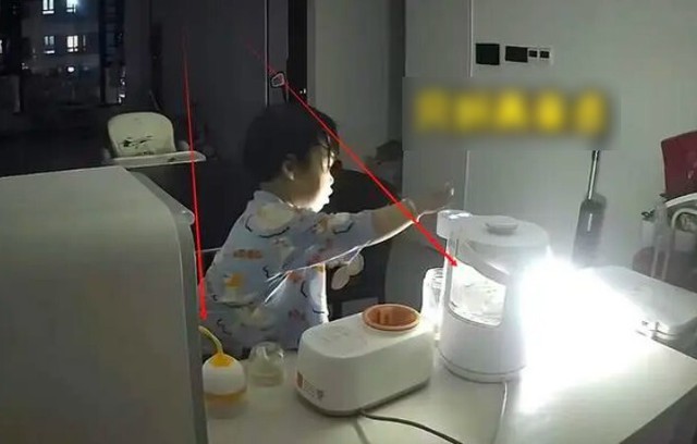 Xem camera giám sát, bố mẹ sốc khi chứng kiến hành động của con gái 2 tuổi vào giữa đêm - Ảnh 3.