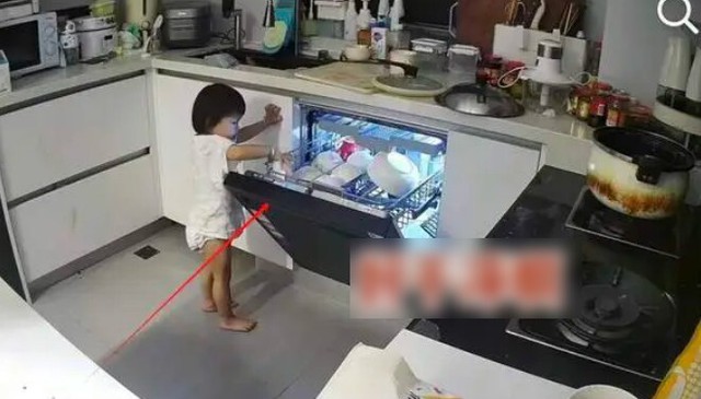 Xem camera giám sát, bố mẹ sốc khi chứng kiến hành động của con gái 2 tuổi vào giữa đêm - Ảnh 1.