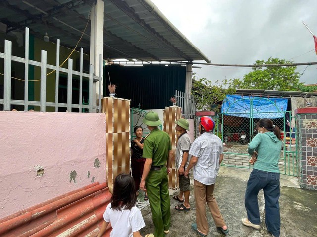 Hà Tĩnh: Khẩn trương sơ tán dân đến nơi an toàn trước khi bão số 10 đổ bộ- Ảnh 1.