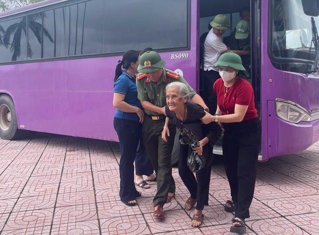 Hà Tĩnh: Khẩn trương sơ tán dân đến nơi an toàn trước khi bão số 10 đổ bộ- Ảnh 5.