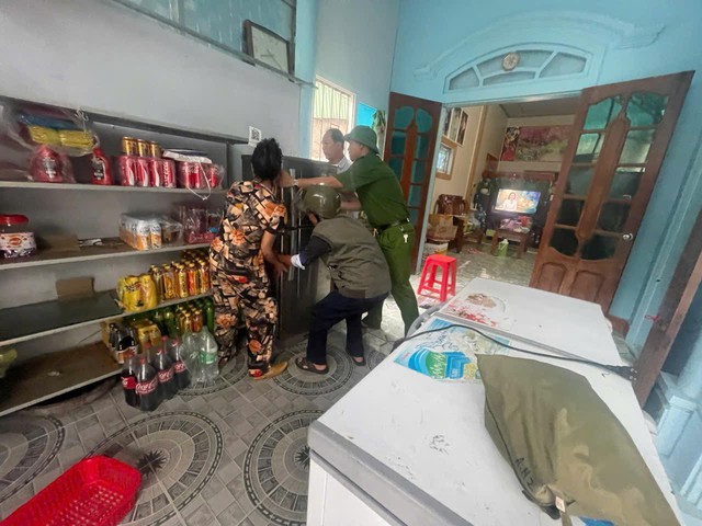 Hà Tĩnh: Khẩn trương sơ tán dân đến nơi an toàn trước khi bão số 10 đổ bộ- Ảnh 2.