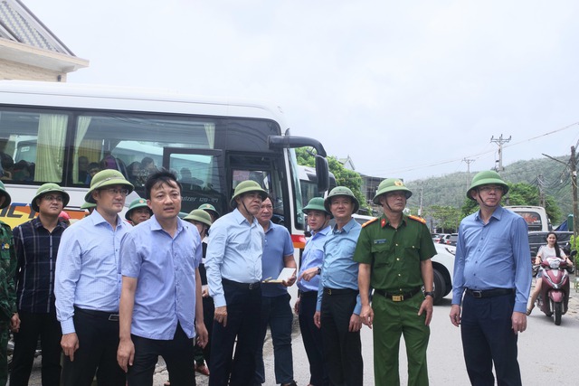 Hà Tĩnh: Khẩn trương sơ tán dân đến nơi an toàn trước khi bão số 10 đổ bộ- Ảnh 4.