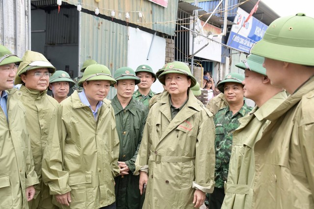 Phó Thủ tướng Trần Hồng Hà nhấn mạnh phải đặt an toàn tính mạng của người dân lên trên hết- Ảnh 1.