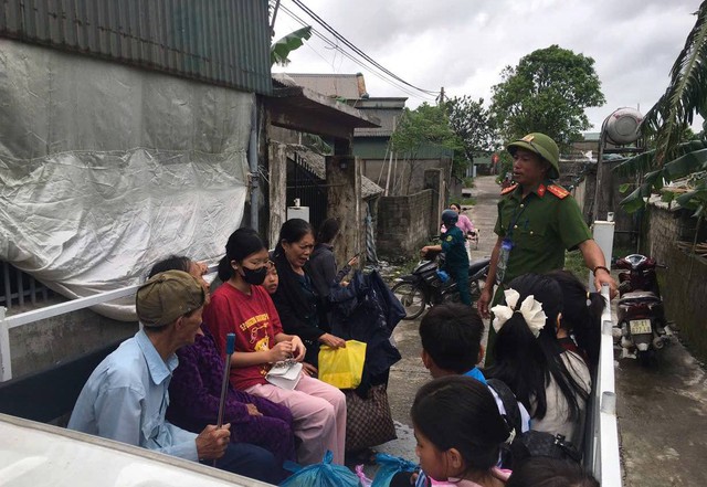Hà Tĩnh: Khẩn trương sơ tán dân đến nơi an toàn trước khi bão số 10 đổ bộ- Ảnh 3.