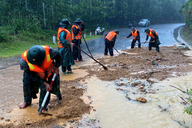 Thủ tướng chỉ đạo huy động mọi lực lượng ứng phó sau bão số 10- Ảnh 1.