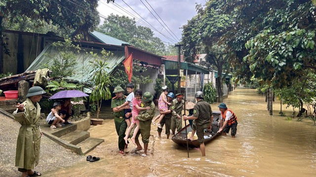 Phó Thủ tướng Trần Hồng Hà vào Thanh Hóa chủ trì họp trực tuyến ứng phó bão số 10- Ảnh 3.