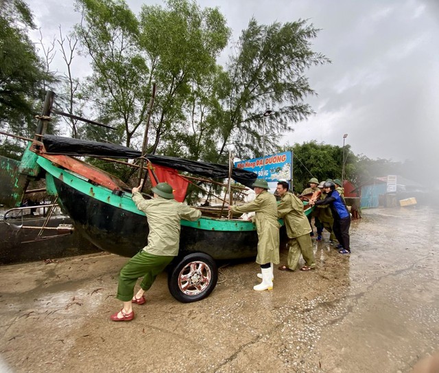 Phó Thủ tướng Trần Hồng Hà vào Thanh Hóa chủ trì họp trực tuyến ứng phó bão số 10- Ảnh 2.
