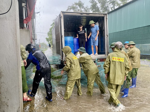 Phó Thủ tướng Trần Hồng Hà vào Thanh Hóa chủ trì họp trực tuyến ứng phó bão số 10- Ảnh 6.