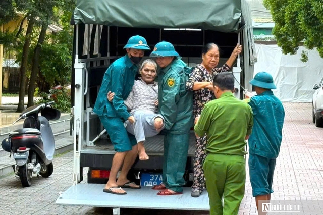 Phó Thủ tướng Trần Hồng Hà nhấn mạnh phải đặt an toàn tính mạng của người dân lên trên hết- Ảnh 2.