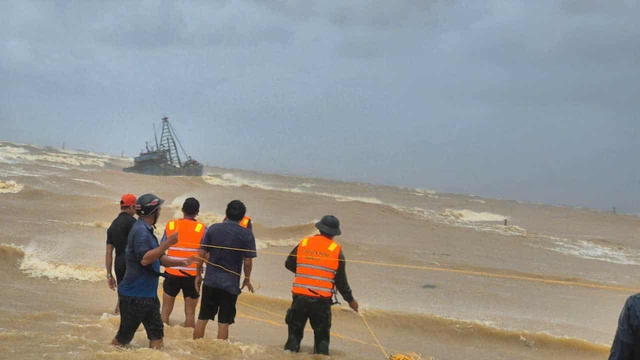 Đang tìm kiếm 10 thuyền viên trên 2 tàu cá vào trú bão gặp nạn ở Quảng Trị- Ảnh 1.
