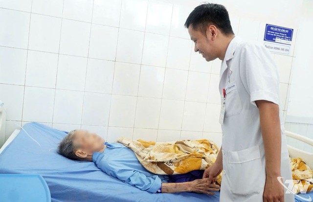 Bản tin 29/9: Phẫu thuật thành công khối u 8,2kg cho cụ ông 93 tuổi- Ảnh 1.