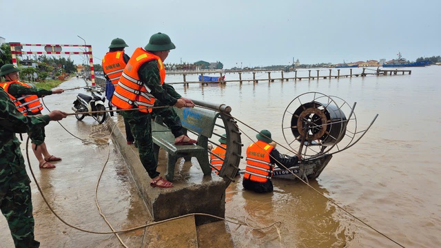 Ảnh: Nỗ lực khắc phục hậu quả sau bão số 10 tại Quảng Trị- Ảnh 4.