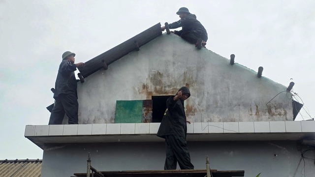 Ảnh: Nỗ lực khắc phục hậu quả sau bão số 10 tại Quảng Trị- Ảnh 9.
