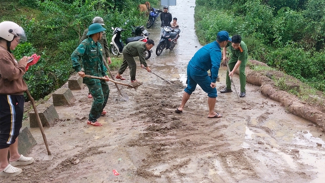 Ảnh: Nỗ lực khắc phục hậu quả sau bão số 10 tại Quảng Trị- Ảnh 6.