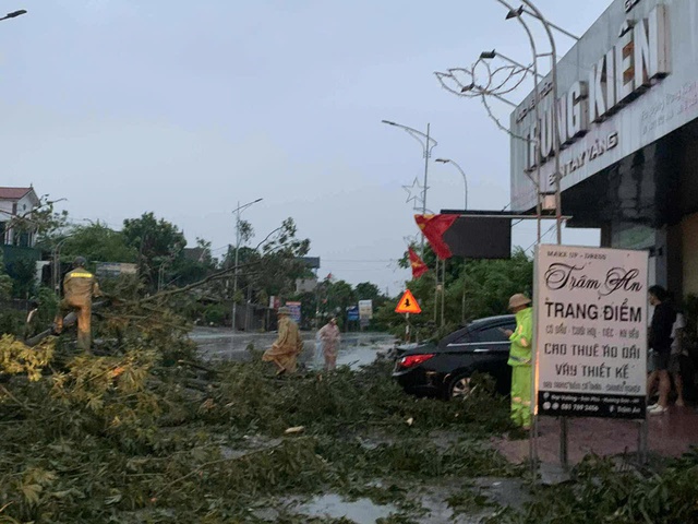Những hình ảnh mới nhất tại Hà Tĩnh trong cơn bão số 10- Ảnh 4.