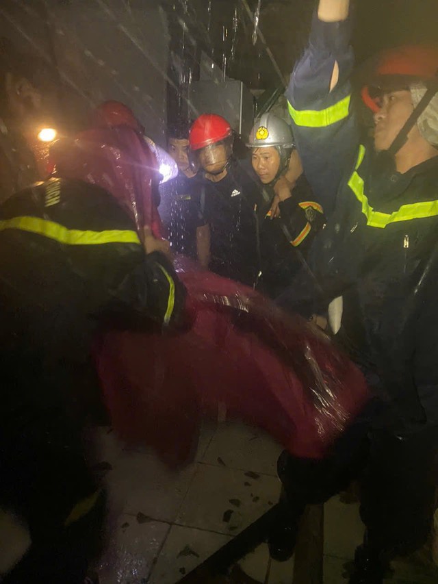 Nghẹt thở cứu 8 người dân mắc kẹt khi sập nhà, công trình do bão số 10- Ảnh 1.