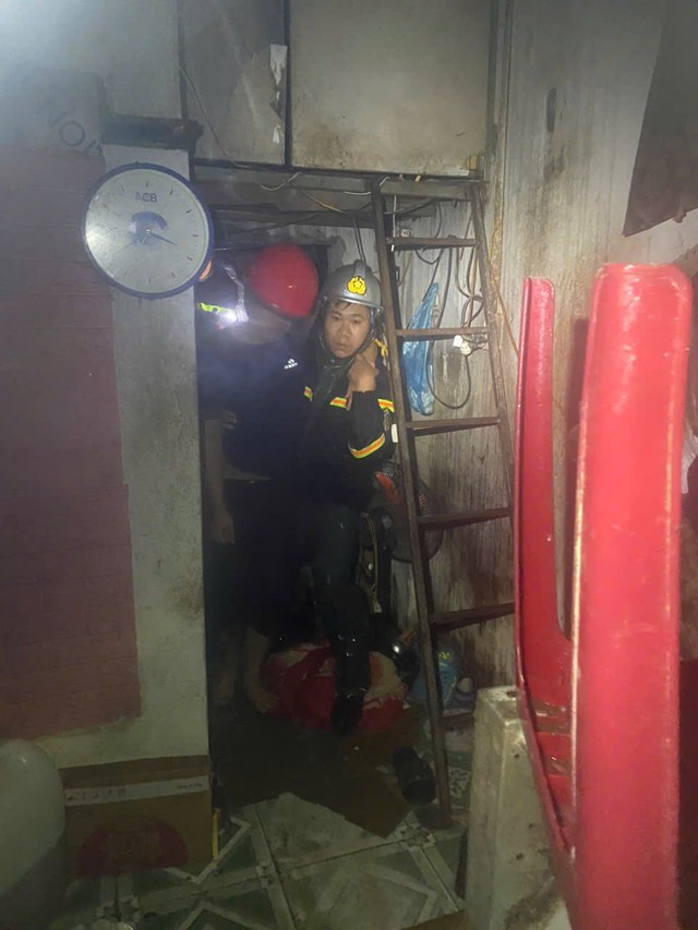 Nghẹt thở cứu 8 người dân mắc kẹt khi sập nhà, công trình do bão số 10- Ảnh 2.