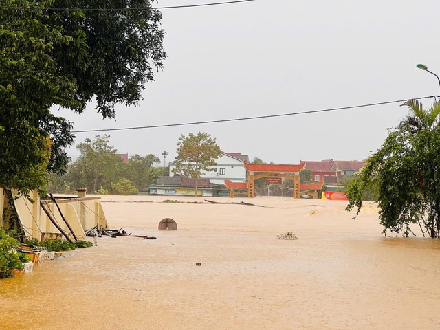 Toàn cảnh trên cao nước sông dâng nhanh khiến hàng trăm ngôi nhà ở Hà Tĩnh bị ngập sâu- Ảnh 4.