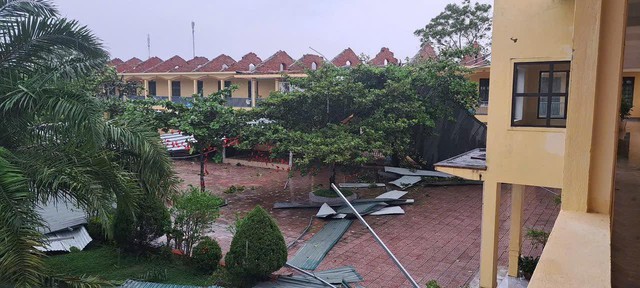 Toàn cảnh trên cao nước sông dâng nhanh khiến hàng trăm ngôi nhà ở Hà Tĩnh bị ngập sâu- Ảnh 7.