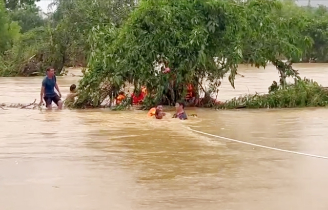 Công an Thanh Hóa "vượt gió", dầm mưa" cứu người già trẻ nhỏ ra khỏi vùng lũ- Ảnh 1.