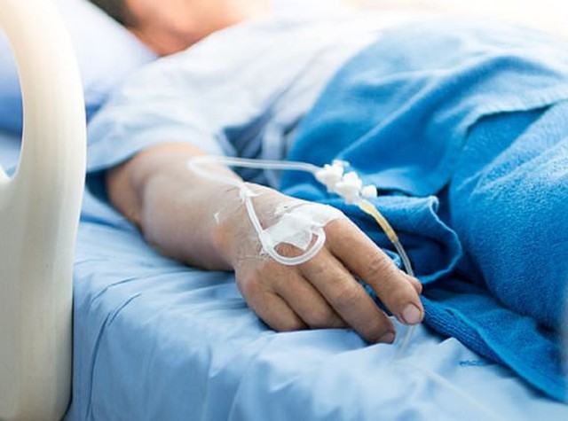 Cụ ông 86 tuổi nhập viện cấp cứu sau khi uống viên thuốc hàng xóm cho - Ảnh 1.