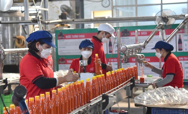 Bộ Nội vụ nêu lý do đề xuất điều chỉnh mức lương tối thiểu tăng 7,2% - Ảnh 1.