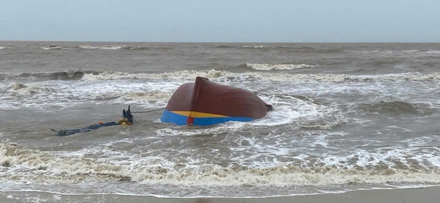 Tìm thấy 1 tàu cá trôi dạt vào bờ biển, 9 ngư dân vẫn mất tích- Ảnh 1. Tìm thấy 1 tàu cá trôi dạt vào bờ biển, 9 ngư dân vẫn mất tích- Ảnh 1.