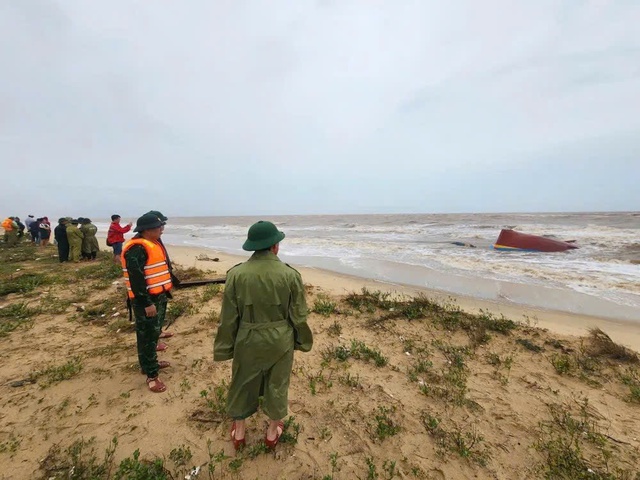 Tìm thấy 1 tàu cá trôi dạt vào bờ biển, 9 ngư dân vẫn mất tích- Ảnh 2. Tìm thấy 1 tàu cá trôi dạt vào bờ biển, 9 ngư dân vẫn mất tích- Ảnh 2.