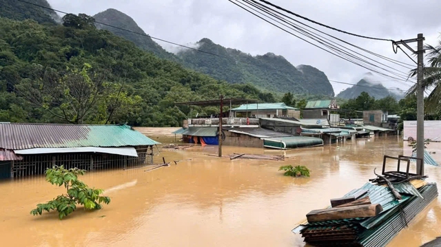 Công an Thanh Hóa "vượt gió", dầm mưa" cứu người già trẻ nhỏ ra khỏi vùng lũ- Ảnh 2.