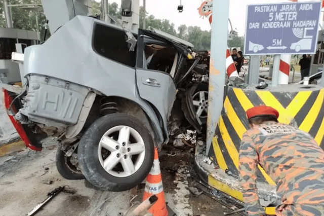 Xe tải hỏng phanh lao vào trạm thu phí, 9 người thương vong - Ảnh 1.