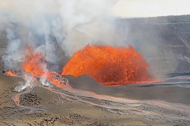 Núi lửa Kilauea ở Hawaii phun trào mạnh, dung nham bắn cao 100 mét - Ảnh 1. Núi lửa Kilauea ở Hawaii phun trào mạnh, dung nham bắn cao 100 mét - Ảnh 1.