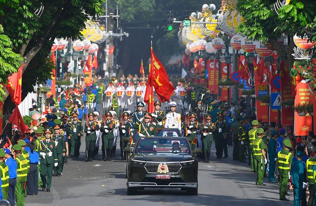 Xe điện Việt kiêu hãnh trong đội hình diễu binh 2/9: Khoảnh khắc tự hào không thể quên - Ảnh 1.
