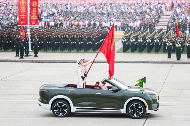 Xe điện Việt kiêu hãnh trong đội hình diễu binh 2/9: Khoảnh khắc tự hào không thể quên - Ảnh 3.