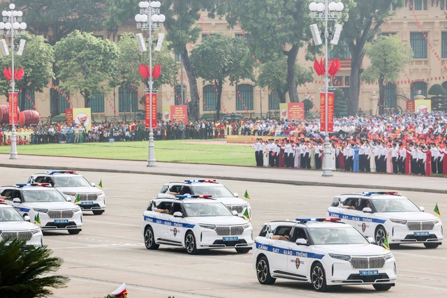 Xe điện Việt kiêu hãnh trong đội hình diễu binh 2/9: Khoảnh khắc tự hào không thể quên - Ảnh 4.