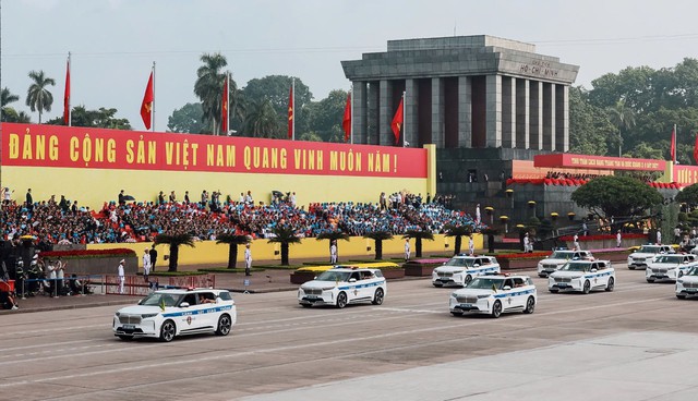 Xe điện Việt kiêu hãnh trong đội hình diễu binh 2/9: Khoảnh khắc tự hào không thể quên - Ảnh 5.