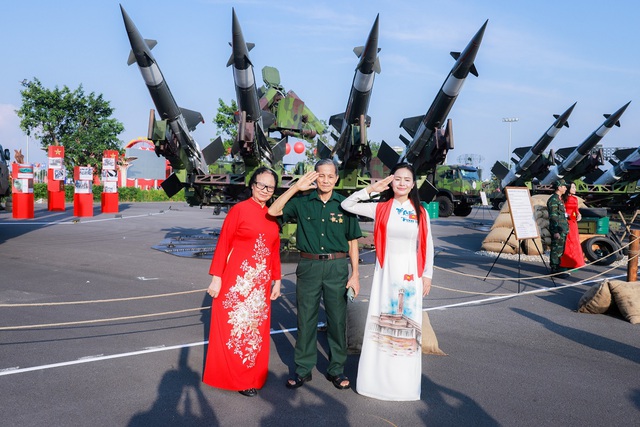 Đón gần 1,2 triệu lượt khách sau 3 ngày mở cửa: Trung tâm Triển lãm Việt Nam “gây sốt” với tiêu chuẩn vận hành chuyên nghiệp - Ảnh 12.