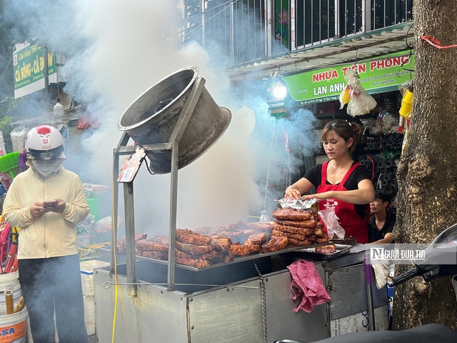 Khói nướng vỉa hè bao trùm nhiều tuyến phố Tp.Hà Nội, người dân “ngộp thở” mỗi chiều tối - Ảnh 3.
