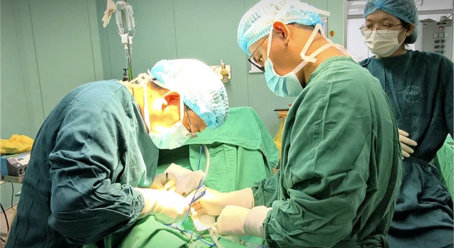 Nguy cơ liệt mặt, mù lòa từ u tuyến nước bọt ác tính - Ảnh 1.