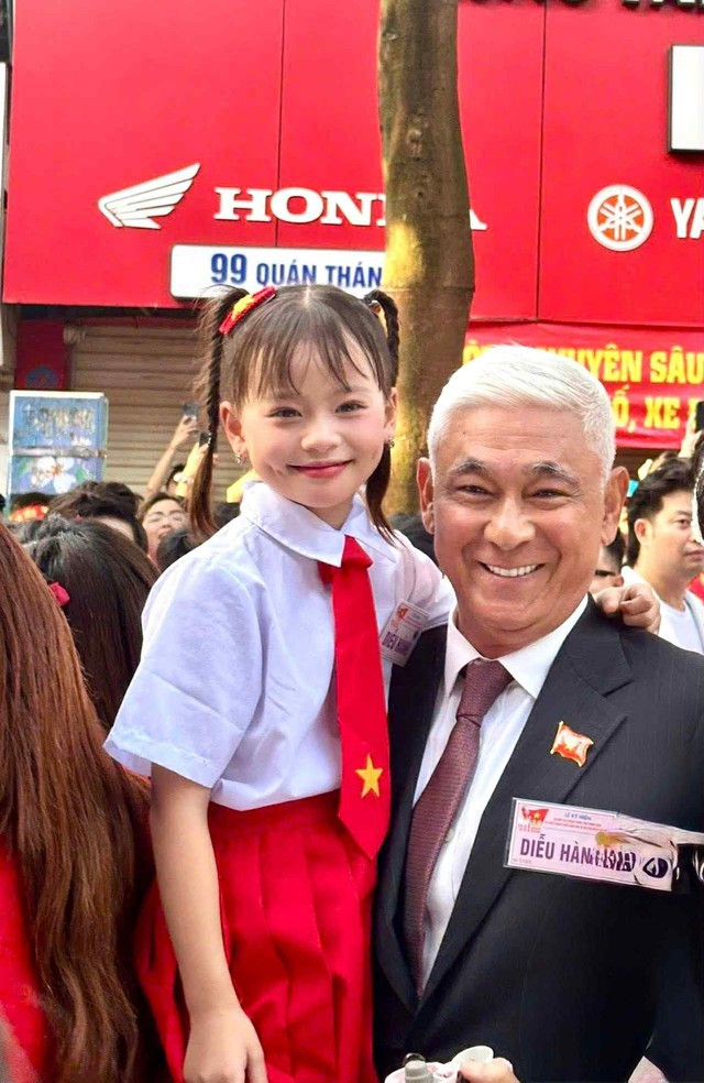 "Ông bố" gây chú ý khi luôn cận kề Mỹ Tâm ở A80 là ai? - Ảnh 3.